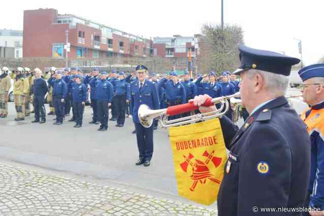 Politie Vlaamse Ardennen brengt eerbetoon aan doodgeschoten agent in Lodelinsart