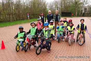Leerlingen maken kennis met fietsbib voor kinderen: “Kansarmoede manifesteert zich ook dicht bij ons”