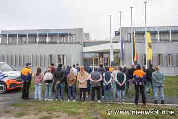 Politie houdt minuut stilte voor doodgeschoten collega
