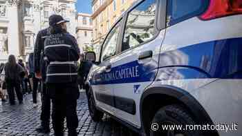 Mostra salmi della Bibbia mentre prova a entrare nella fontana di Trevi