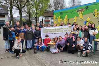 Kinderen schenken koffie om armoede onder aandacht te brengen