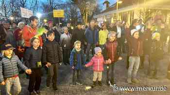 Lichter und Lieder für ein buntes Eching: Demo lockt auch viele Kinder an
