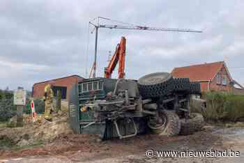 Tractor kantelt en beschadigt waterleiding