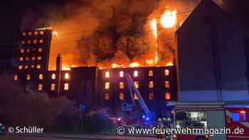 Lagerhalle am Hafen in Neuss in Vollbrand