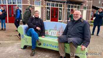 Dalfsen kan gezellig bijkletsen op eerste Social Sofa in dorpscentrum