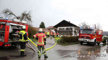 Blitz schlägt ins Dach ein: Aufmerksame Nachbarn wählen sofort Notruf