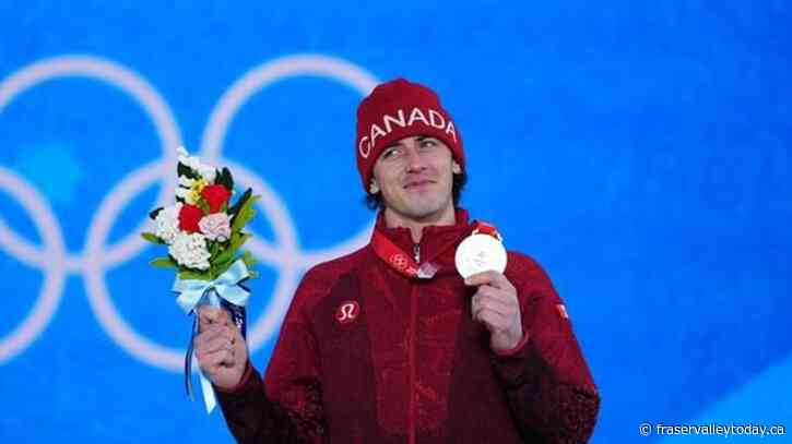 Canadian snowboarder Mark McMorris healing from kneeing himself in the face, surgery