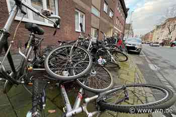 Aktivisten häufen Schrottfahrrad-Berge am Straßenrand an