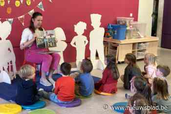 Hanne Luyten leest voor tijdens Jeugdboekenmaand in Kadee Speelmicroob