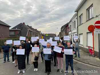 Bewoners Arendwijk houden stille betoging tegen verkeersoverlast: “Om 6 uur worden we gewekt door trillingen van het busverkeer”