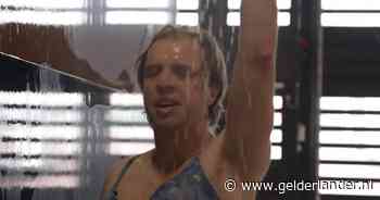 Belofte maakt schuld: Jan Jaap van der Wal wast tourvrachtwagen Peter Pannekoek in lingerie