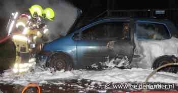 Buurtbewoners halen man uit brandende auto in Millingen, bestuurder was mogelijk onder invloed