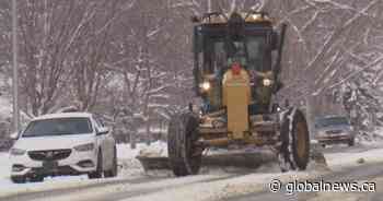 Crews continue clearing Calgary roads after snowfall warning ends