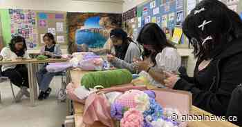 Calgary teens create ‘everlasting bouquets’ for kids in hospital