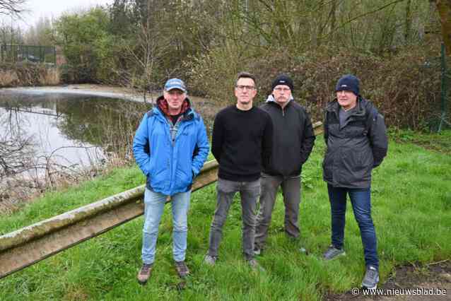Al jaren drijft er vet op Oude Leiearm, omwonenden en vissers zijn het beu: “Moeten we echt wachten tot de vissen hier sterven?”