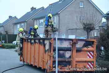 Afvalcontainer in brand gestoken aan leegstaand huis