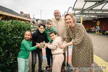 ’t Laar  geeft aftrap voor speelplaatsvergroening en wipt eerste tegels