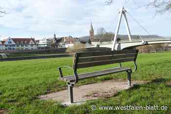 Bänke stehen jetzt auf der Sonnenseite von Höxter