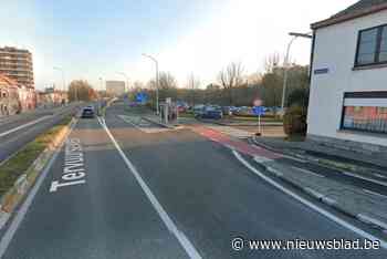 Fietser (61) lichtgewond na tik van afslaande wagen