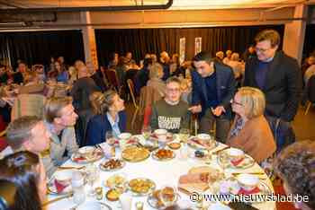 Tweehonderd gasten schuiven aan voor gratis iftar-maaltijd bij Jumbo Niel: “Dit brengt de buurt weer wat dichter bij mekaar”