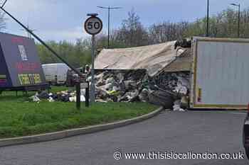 Horse roundabout Belvedere: Lorry overturns