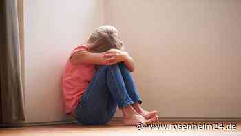 Bruder missbraucht Schwester und schickt Video der Tat in Klassenchat