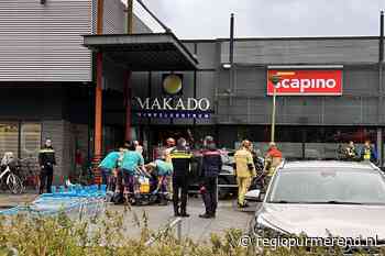 Auto rijdt op fietsenstalling bij Makado, twee gewonden