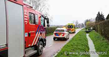 Vrouw uit sloot gered en naar het ziekenhuis gebracht
