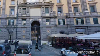 Incendio nella notte, evacuata palazzina di 4 piani. Intossicato un uomo