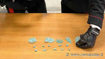 Simula un pestaggio dopo aver rubato le dosi di cocaina agli spacciatori