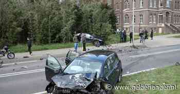 Twee vrouwen en twee kinderen naar het ziekenhuis na frontale botsing