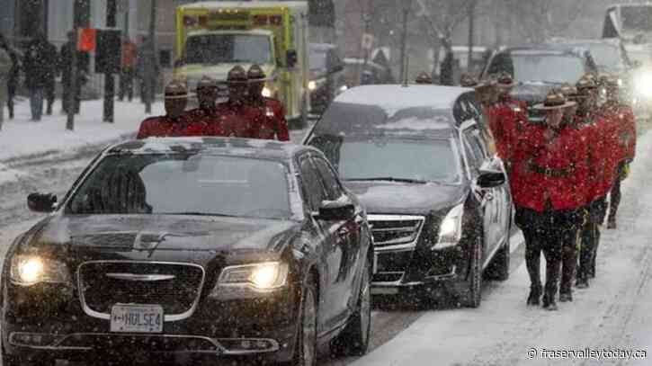 Members of the public brave snowfall, frigid temperatures to honour Brian Mulroney