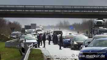 Unfälle mit mindestens neun Verletzten auf eisglatter A31