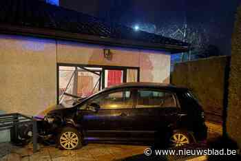 Bestuurder rijdt met auto tegen gevel