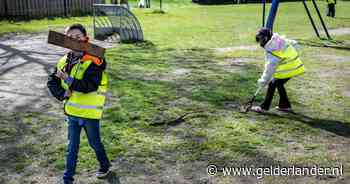 Peuken, luiers en een lege whiskeyfles. Dit stadsdeel is de troep op straat beu: ‘Soms gooien mensen hun rotzooi zelfs over de schutting’
