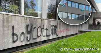 Reuring rondom open dag Radboud Universiteit: bibliotheek beklad, Palestijnse vlaggen gehesen