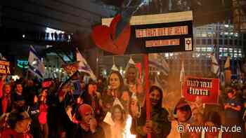 Parolen gegen Netanjahu: Demonstranten legen auf Straßen von Tel Aviv Feuer