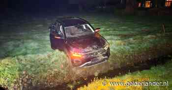 Auto eindigt in de sloot na aanrijding met bestuurder onder invloed