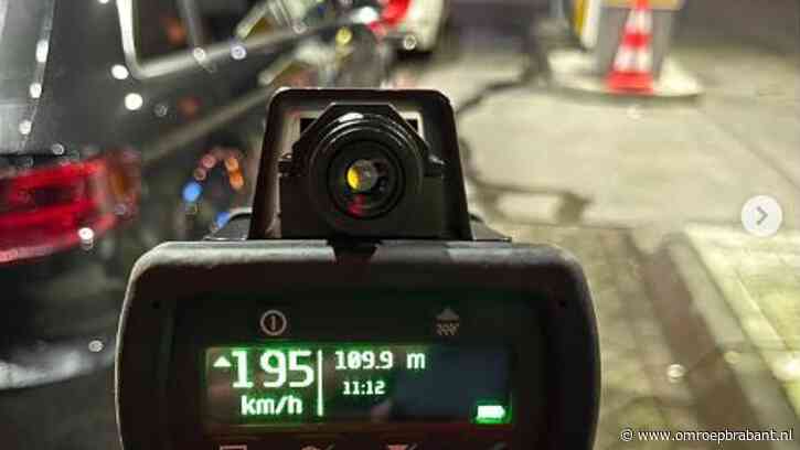 Beginnend automobilist racet met 200 kilometer per uur langs wegwerkers