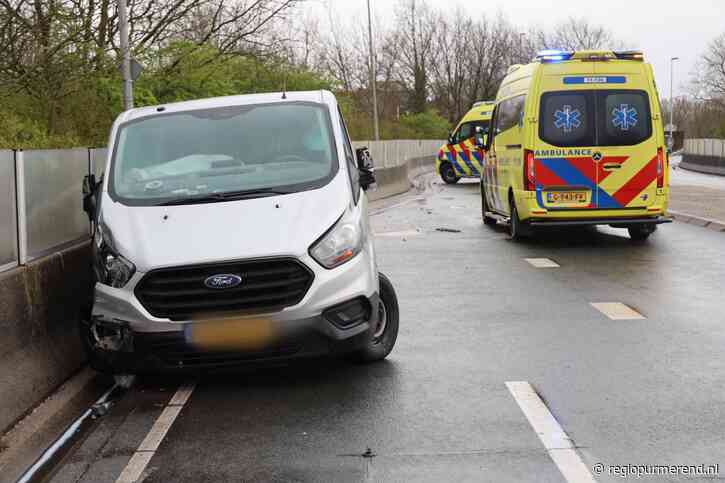 Bestuurder met spoed afgevoerd naar ziekenhuis na ongeval in Purmerend