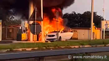 Incendio al distributore di carburante: auto in fiamme vicino alla pompa di benzina