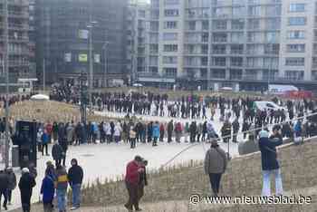 Duizenden nieuwsgierigen staan uren aan te schuiven voor bezoekje aan nieuwe casino SILT: “Ongelooflijk gewoon”