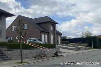 Auto belandt op dak nadat bestuurster boompje ramt