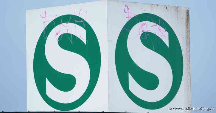 Unbekannte legen Steinplatte auf Gleise