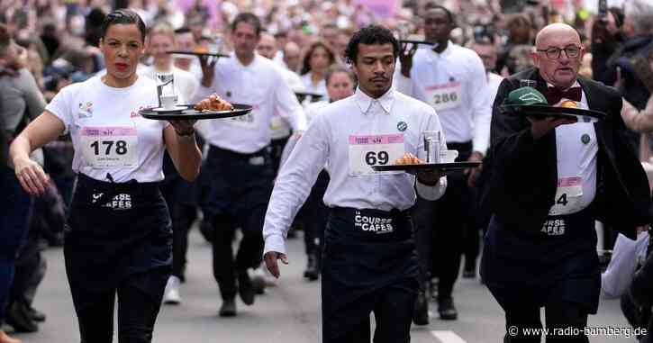 Pariser Kellner und Kellnerinnen laufen wieder um die Wette