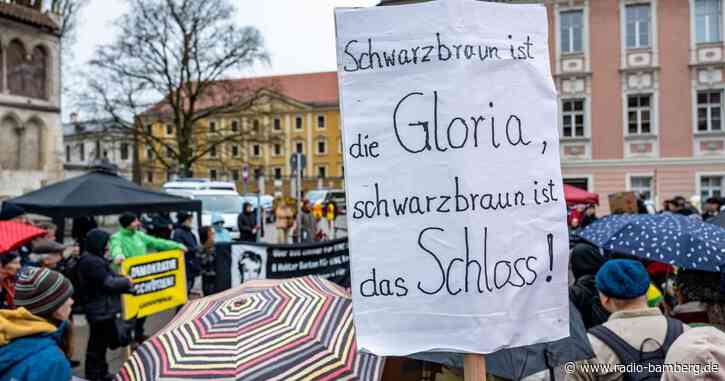 Kundgebung gegen Rechtsextremismus vor Schloss Emmeram