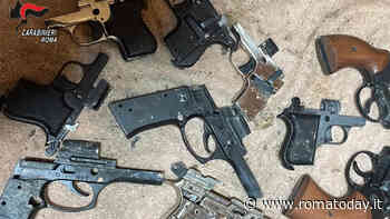 Roma a mano armata, ritirate 165 armi da fuoco. Fucili nascosti sotto al letto dei figli