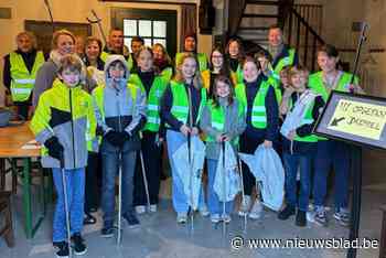 Lokale politici en plechtige communicanten ruimen zwerfvuil op