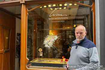 Dief gooit kassei door etalage van Antwerpse juwelier  en steelt voor 28.000 euro aan juwelen