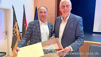 Besonderes „Geschenk“ für Berlin: So originell macht man im Kreis Calw auf ein Fiasko aufmerksam